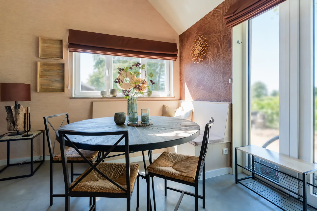 Eethoek van Terra Retreat met veel daglicht